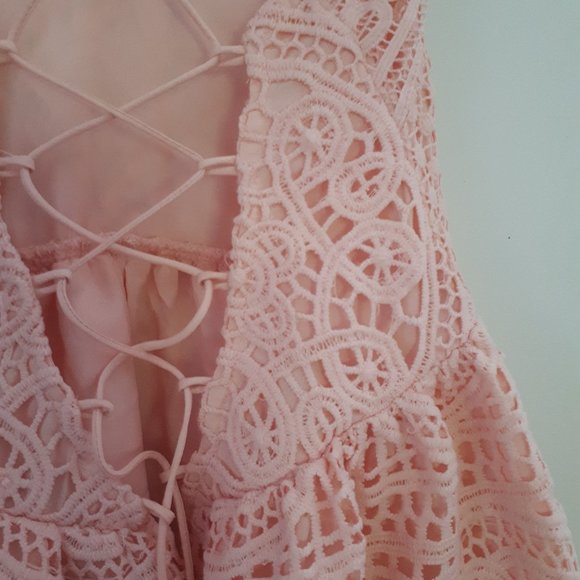 Pink lace lace-up dress - Picture 4 of 5